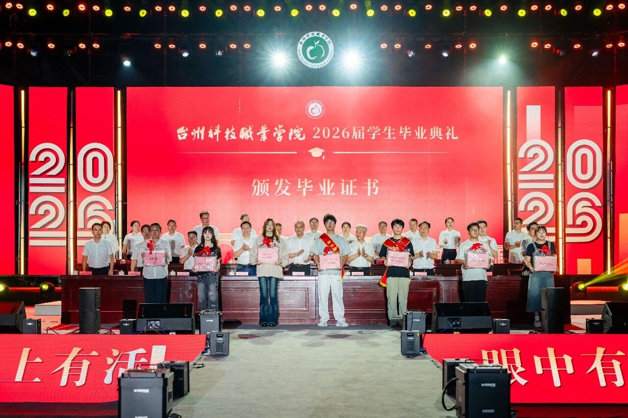 毕业3.jpg 毕业3.jpg