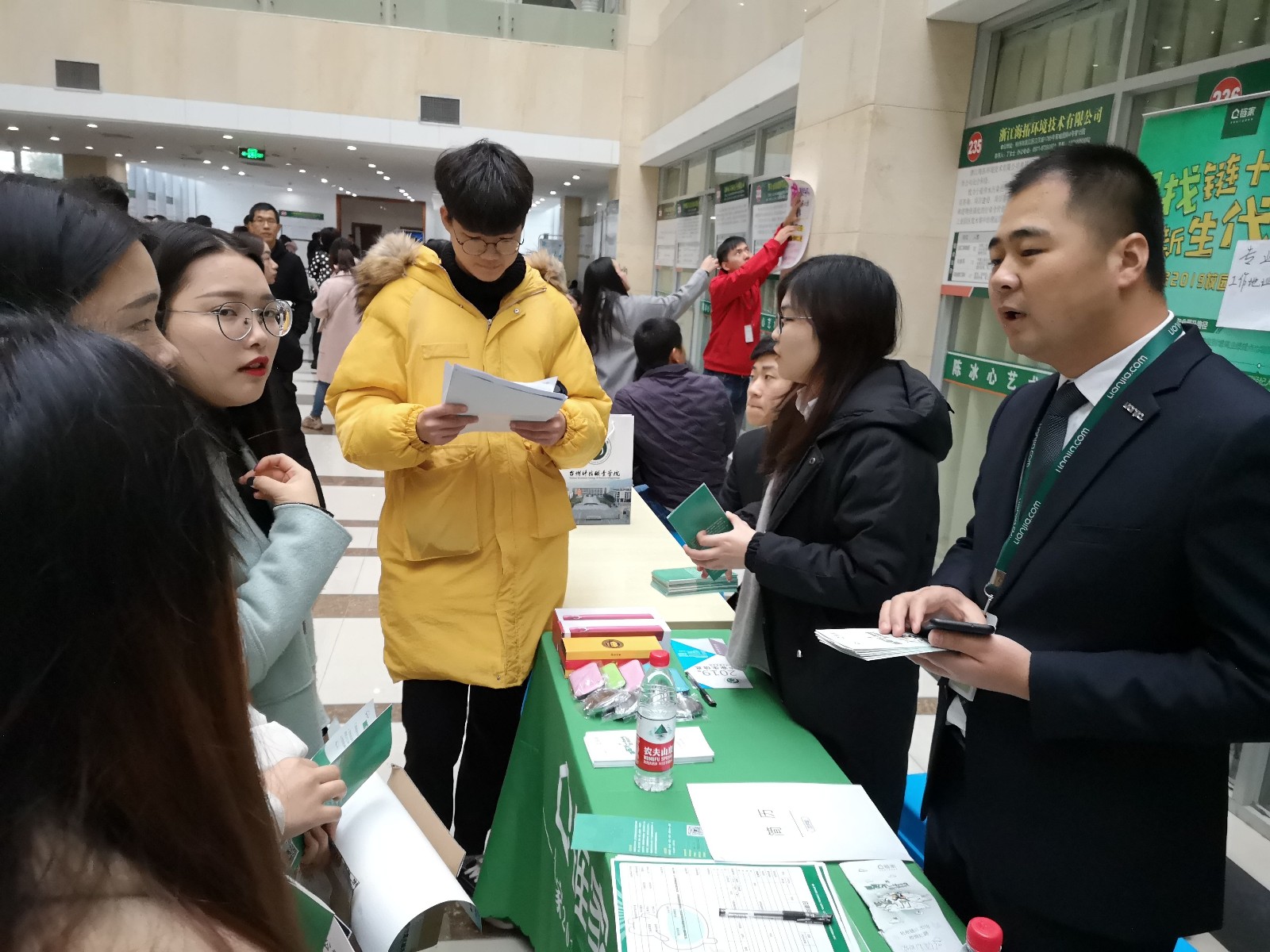 招聘会2-校招.jpg 招聘会2-校招.jpg