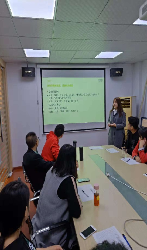 4应卓娜在中期述职.jpg 4应卓娜在中期述职.jpg