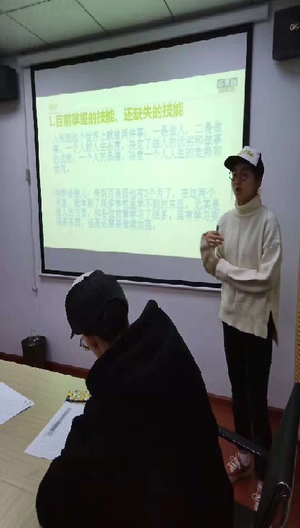 6徐珺绮在中期述职.jpg 6徐珺绮在中期述职.jpg