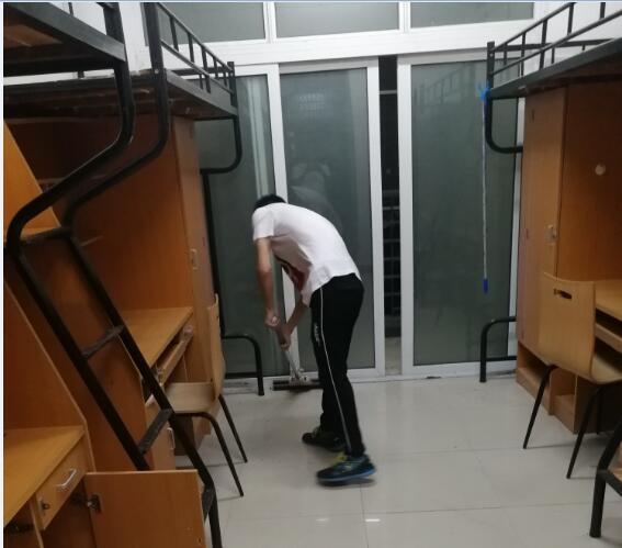 新生打扫卫生.jpg 新生打扫卫生.jpg