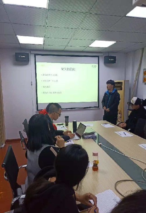 1吴俊杰在中期述职.jpg 1吴俊杰在中期述职.jpg