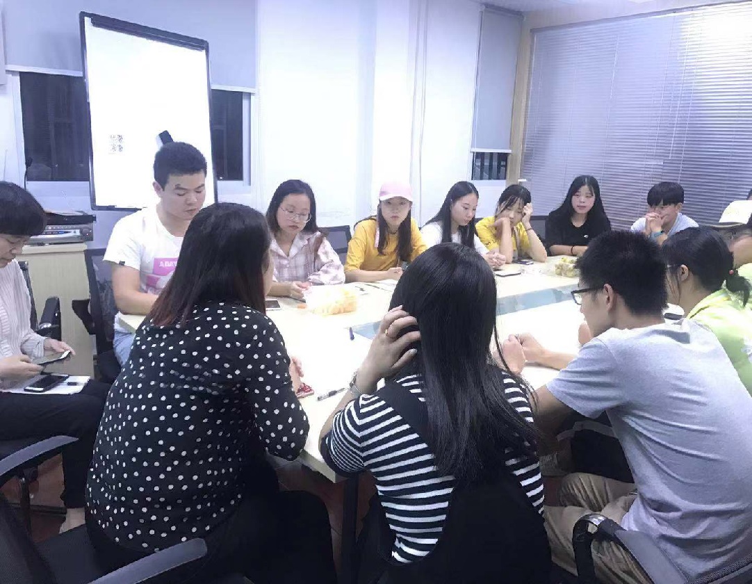 台科实习生晚上集中学习.jpg 台科实习生晚上集中学习.jpg
