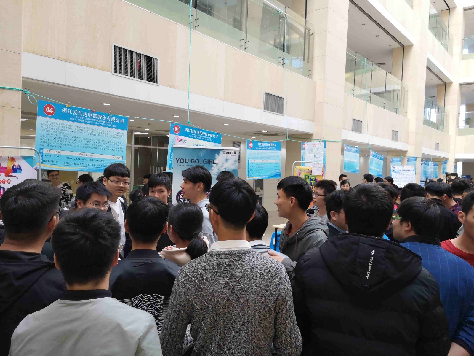 招聘会2-.jpg 招聘会2-.jpg